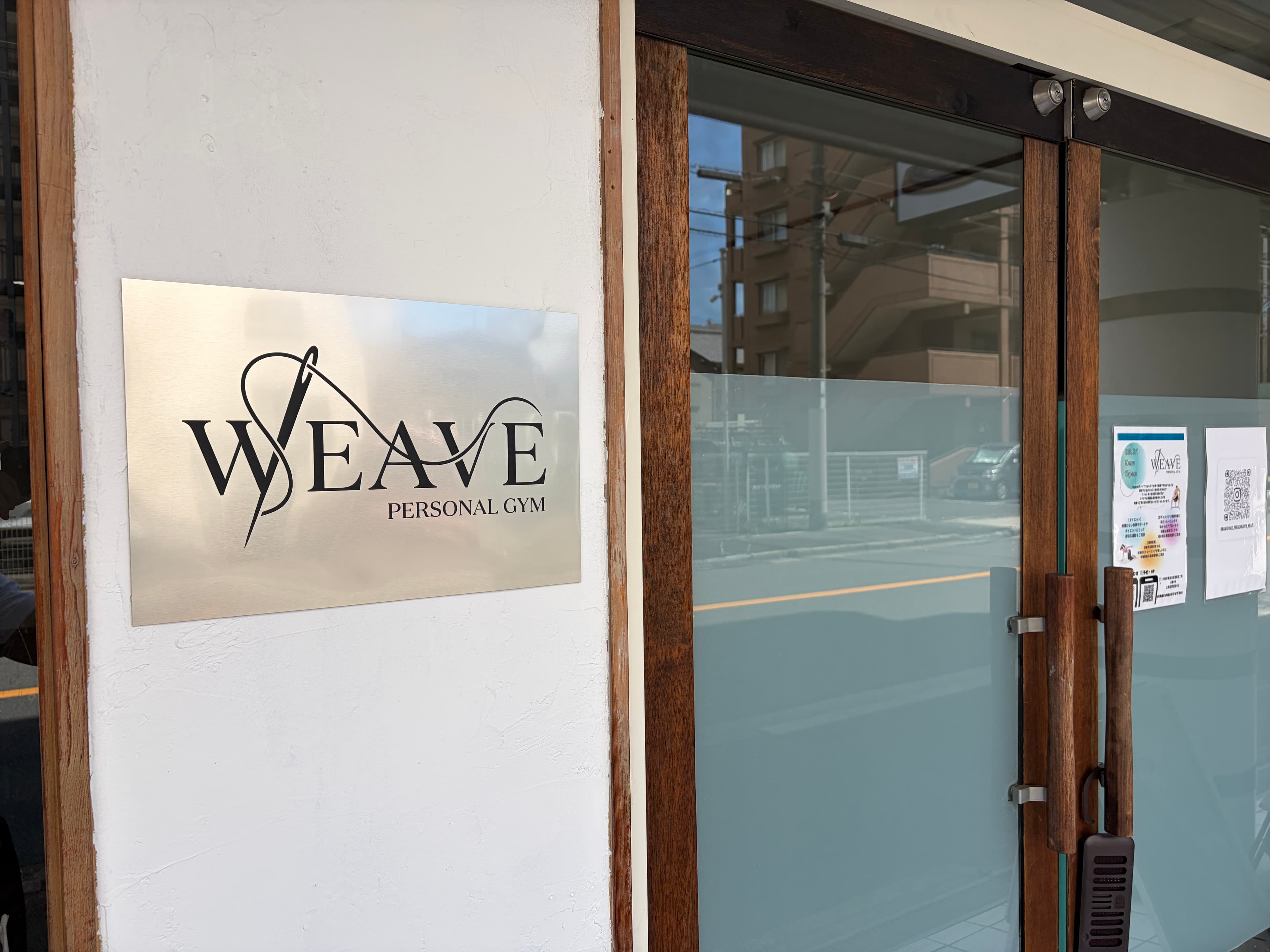 Weave店舗入口のステンレス製看板