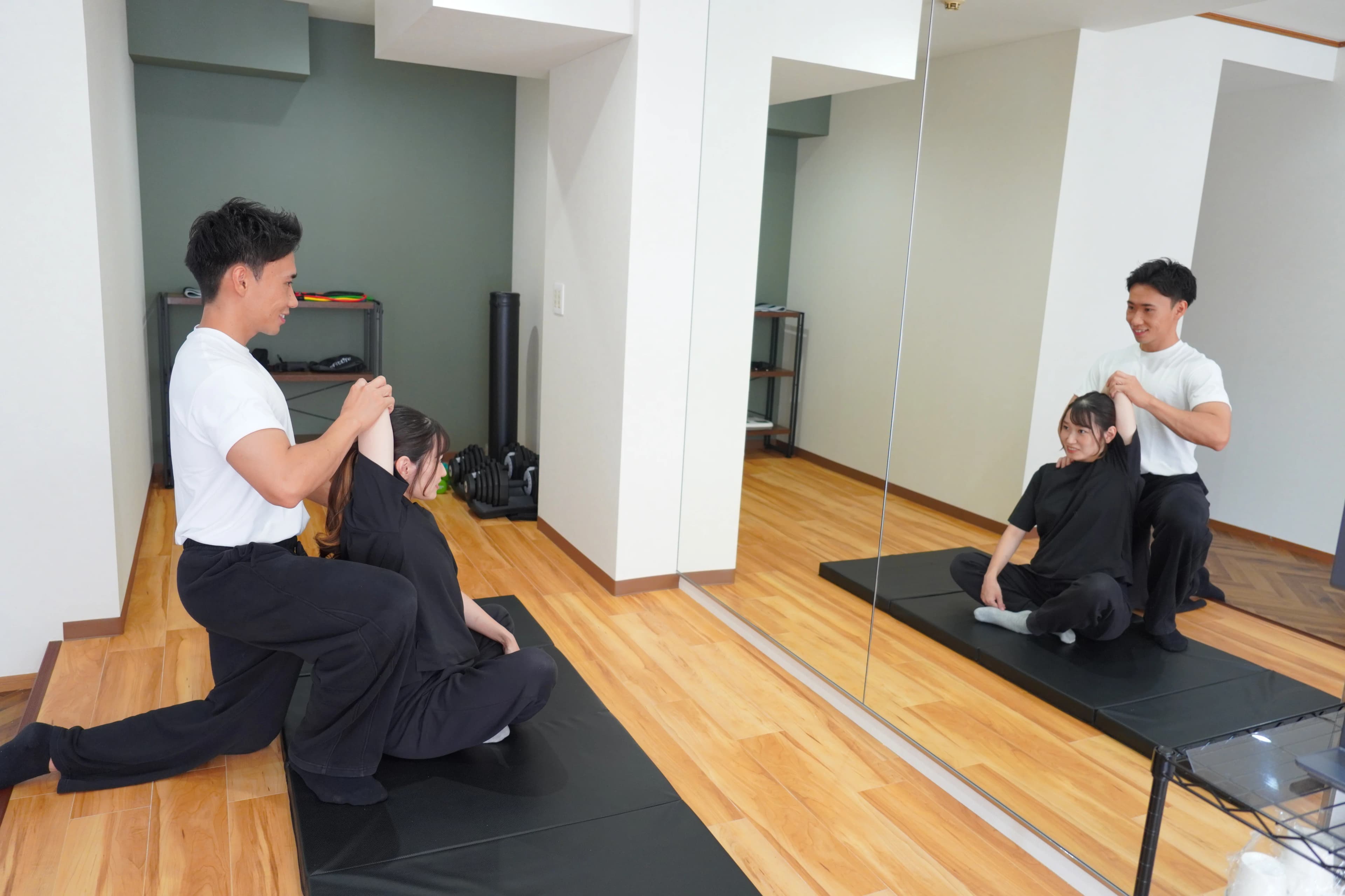 トレーナーによるストレッチの補助